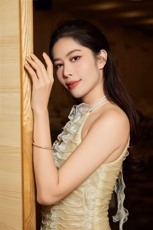 Giữa ồn ào tặng quà cho vợ Trường Giang, Nam Em lên tiếng. Cô chia sẻ với fan: “Để kể mấy chị nghe, bữa nay em đi tặng quà cho một nhân vật cũng có nhiều lịch sử với nhau. Em tặng với một cảm xúc bình thường thôi, thấy vui thì tặng thôi, xong tối giờ tràn qua chửi em. Mình tặng cho vui thôi mà, mình không cần cảm ơn, xong bên kia tràn qua chửi em không ra một cái thể thống gì. Ủa, sao mình tặng quà mà mình bị chửi? Mình không có mục đích gì hết”. Ảnh: FBNV.