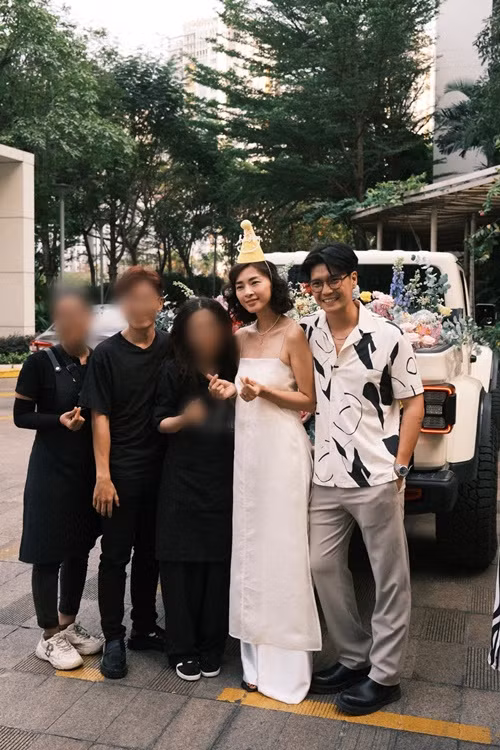 Bước sang tuổi 45, Ngô Thanh Vân trông vẫn trẻ trung, xứng đôi với chồng kém 11 tuổi.