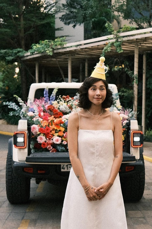 Chồng trẻ của Ngô Thanh Vân quyết định tặng cho vợ rất nhiều hoa tươi được chở bằng xe bán tải.