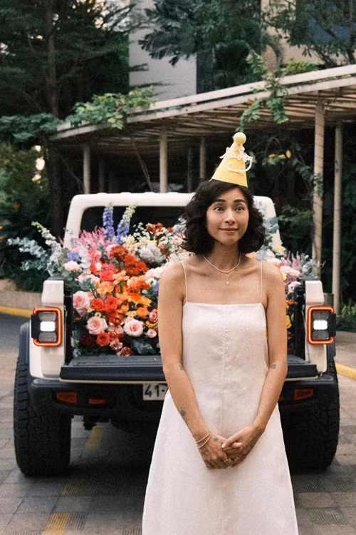 Chồng trẻ của Ngô Thanh Vân quyết định tặng cho vợ rất nhiều hoa tươi được chở bằng xe bán tải.