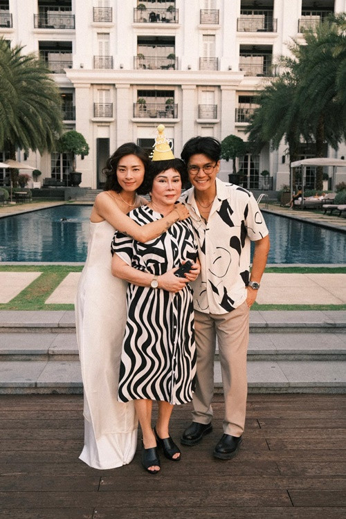 Nàng "đả nữ" mừng sinh nhật bên mẹ ruột.