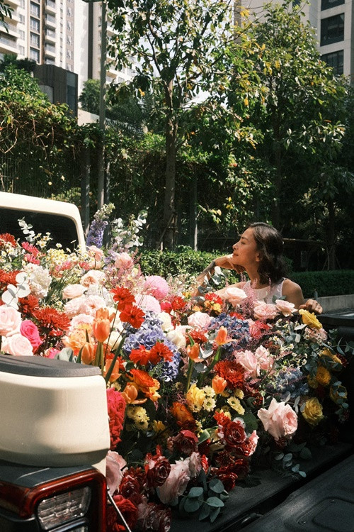 Nàng "đả nữ" của màn ảnh Việt thường xuyên nhận hoa tươi từ chồng mỗi dịp kỷ niệm, sinh nhật.