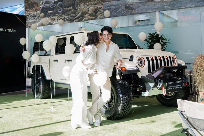 Tháng 1, Huy Trần tặng vợ xe bán tải hơn 4 tỷ đồng.
