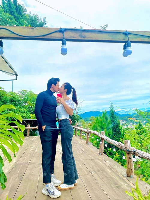 Vợ chồng Thảo Trang giữ lửa hôn nhân bằng việc đặt ra quy định sẽ luôn đi ngủ cùng nhau chứ không để ai ngủ trước hay ai ngủ sau.