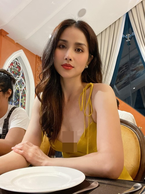 Nữ diễn viên tiết chế việc mặc gợi cảm sau khi kết hôn lần 2.