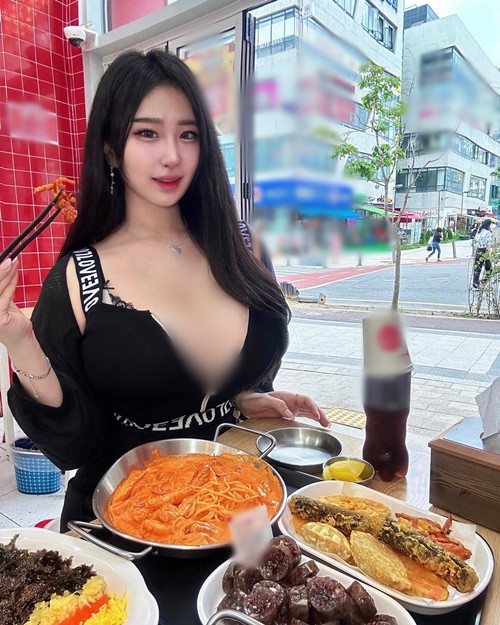 Khi đi ăn uống, Oh Da Hee cũng cởi áo khoe đôi "gò bồng đảo".