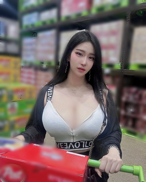 Trong một lần đi siêu thị, Oh Da Hee kéo khóa áo bra để khoe ngực "khủng". Nhanh chóng hình ảnh của hot girl người Hàn Quốc gây tranh cãi. Nhiều ý kiến chỉ trích cô ăn mặc phản cảm.