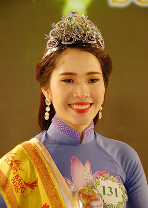 Nam Em bắt đầu gây chú ý sau khi thi nhan sắc. Cô đăng quang Hoa khôi Đồng bằng sông Cửu Long năm 2015, lọt top 8 Hoa hậu Trái đất 2016. Ảnh: Người Lao Động.