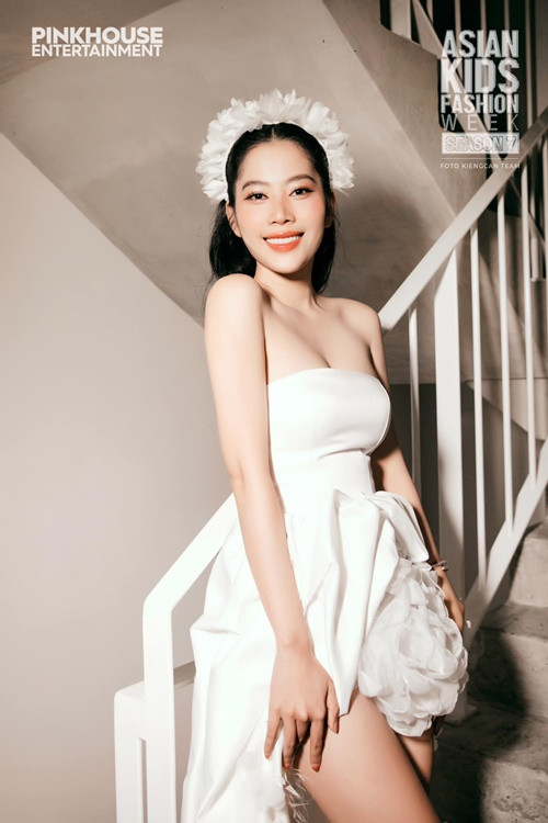 Nam Em lấn sân ca hát sau khi nổi tiếng. Ảnh: FBNV.