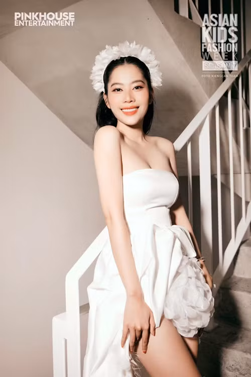 Nam Em lấn sân ca hát sau khi nổi tiếng. Ảnh: FBNV.