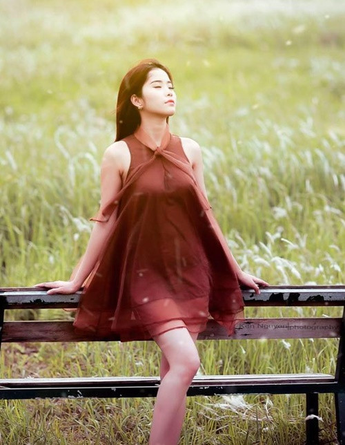 Khi trưởng thành, Nam Em đón mẹ về sống chung để chăm sóc. Người đẹp chia sẻ, cô thấy xa cách mẹ và không gọi mẹ ruột là mẹ như bao người khác mà chỉ gọi là bà Tám. Ảnh: FBNV.