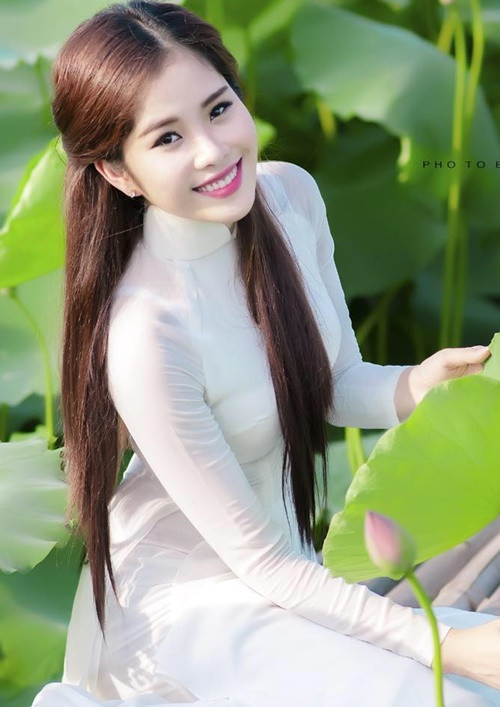 Khi học cấp 3, Nam Em được một người chú giới thiệu xuống đoàn văn công nghệ thuật quân khu 9. “Tại đây, tôi được các cô chú hướng cho thi một lớp tuyển sinh quân sự trong vòng 7 tháng nhưng cả nước chỉ có 15 suất. Nếu đậu thì mọi việc ăn uống, học hành sẽ được quân đội lo hết nên tôi quyết tâm lắm. Tôi đã thi đỗ và được ra Hà Nội học trường Nghệ thuật quân đội. Sau khi học được một năm tôi xin chuyển vào phía Nam để theo học và tiện hơn cho các công việc khác của mình”, Nam Em chia sẻ trên Vietnamnet. Ảnh: FBNV.