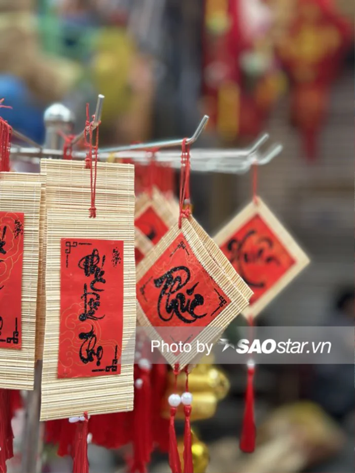 Các mặt hàng trang trí được bày bán đỏ rực cả một góc phố Hàng Mã