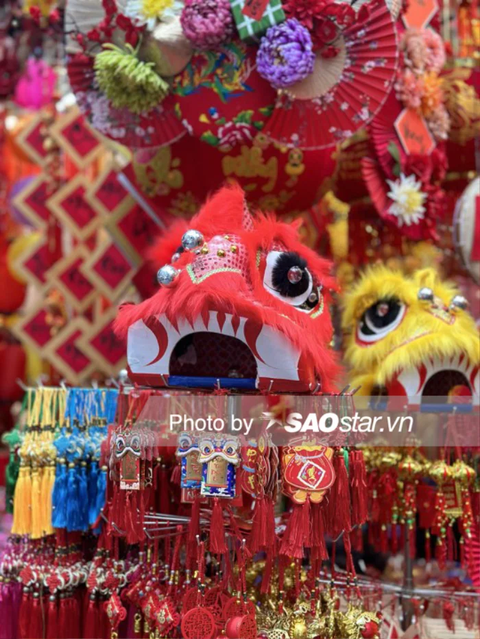 Một tiểu thương tại phố Hàng Mã cho biết, Tết năm nay giá cả những mặt hàng trang trí khá bình ổn so với năm ngoái, dao động từ 50.000 - 300.000 đồng/sản phẩm tùy kích cỡ và kiểu dáng. Những mặt hàng tại đây rất đa dạng về mẫu mã và chủng loại. Chúng được trưng treo kín mặt tiền của các gian hàng khiến ai đến đây cũng cảm nhận rõ bầu không khí nhộn nhịp của Tết đến Xuân về.