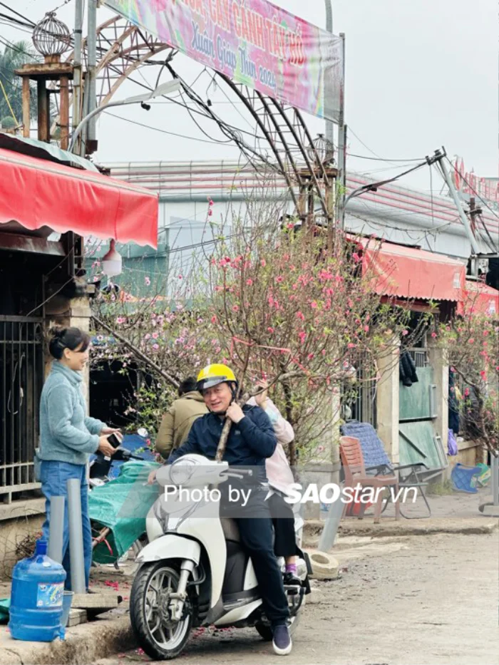 Tranh thủ ngày cuối tuần sát thềm năm mới, người dân Thủ đô xuống phố mua sắm, chở Tết về nhà. Tại các chợ hoa lớn trên địa bàn thành phố Hà Nội, dòng người mua bán tập nập, đông như mắc cửi. Ghé chợ Quảng An, nơi được mệnh danh là thiên đường hoa tươi giữa lòng Hà Nội đâu đâu cũng là khung cảnh đoàn người rồng rắn nối đuôi nhau chọn mua hoa về trưng Tết.