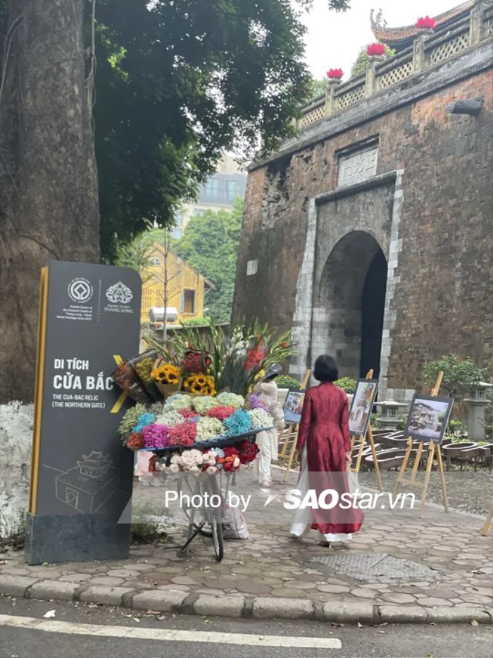 Từ sáng sớm, nhiều "nàng thơ" đã xúng xính áo dài xuống phố du xuân, chụp ảnh không khí Tết