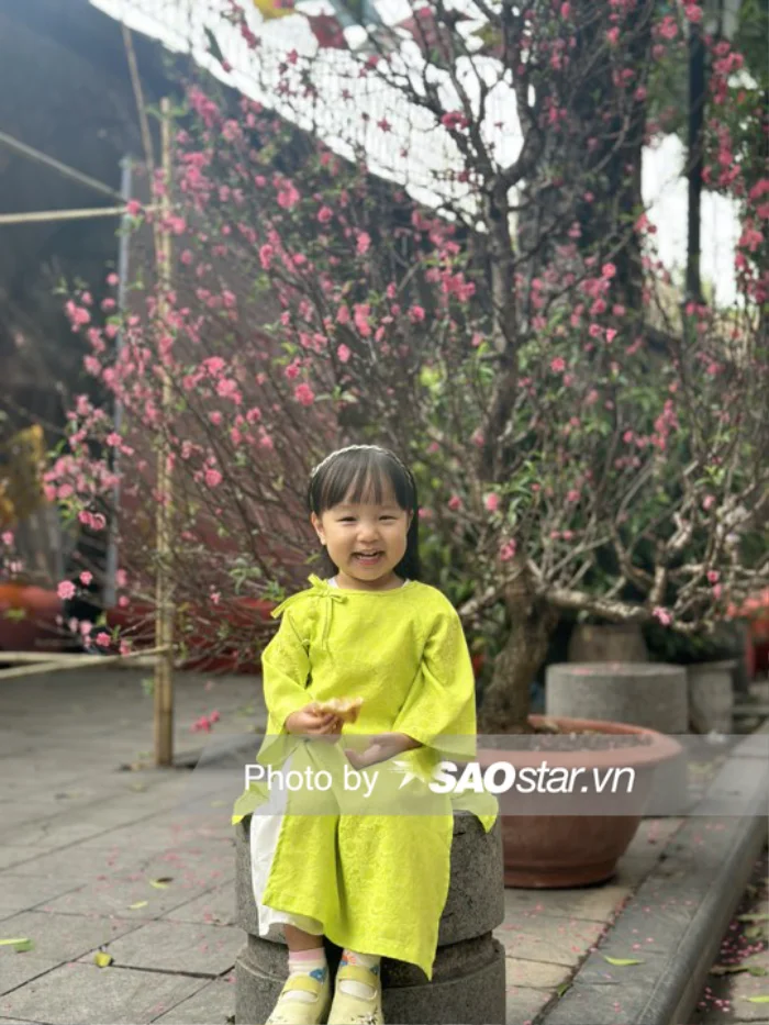 "Nàng thơ nhí" vô cùng xinh xắn trong bộ áo dài màu vàng chanh nổi bật