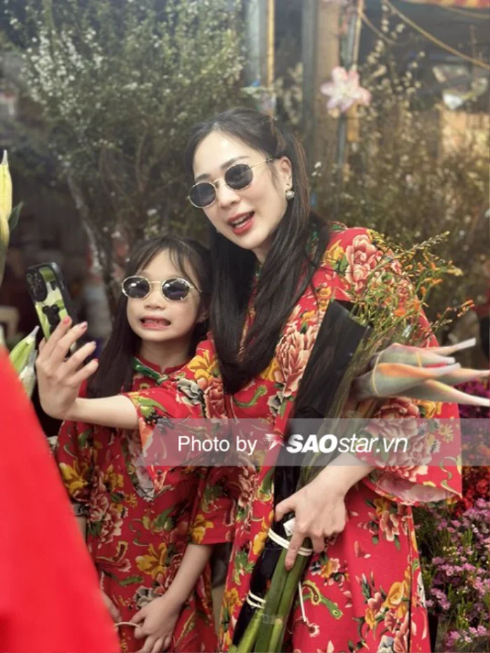 Nhiều gia đình tranh thủ dịp cuối tuần đưa con nhỏ đi dạo phố, chụp bộ ảnh đón Tết. Mang theo niềm háo hức xuống phố vào ngày Chủ Nhật cuối năm, nhiều người chọn cách đi du Xuân để hòa nhịp vào không khí rộn ràng của Tết ở Thủ đô. Từ sáng sớm, các "nàng thơ" diện những bộ áo dài xinh xắn đã có mặt tại phố cổ để chụp ảnh với hoa đào. Nhiều gia đình tranh thủ dịp cuối tuần đưa con nhỏ đi dạo phố, chụp bộ ảnh đón Tết. Tết năm nay dự báo Thủ đô Hà Nội và miền Bắc đón đợt không khí lạnh, nhiệt độ giảm, có nơi rét đậm. Tuy nhiên, những ngày giáp Tết, nền nhiệt tại Hà Nội tăng vọt, trời hửng nắng, thích hợp cho người dân xuống phố đón Tết về nhà.