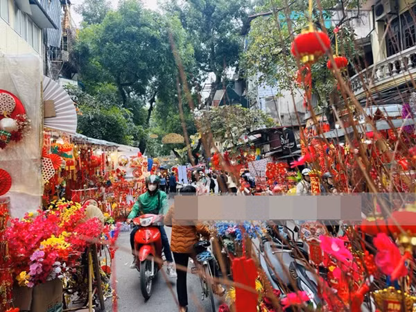 Khung cảnh người người nhộn nhịp ở phố cổ Hà Nội dịp cận Tết càng khiến lòng người xốn xang...