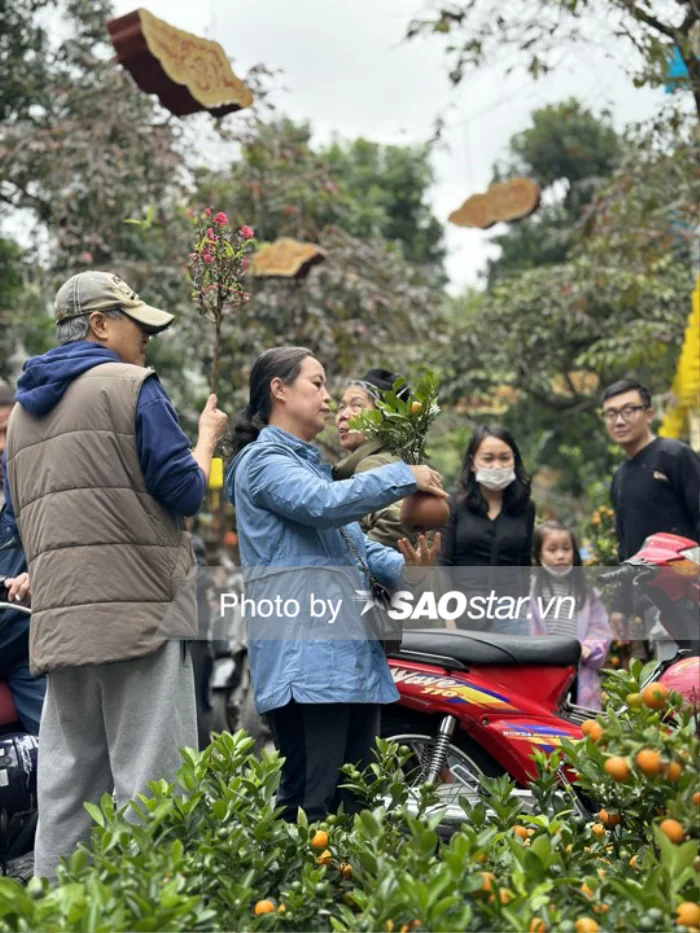 Dòng người đi mua sắm khiến không khí Tết ở Hà Nội trong Chủ Nhật cuối cùng của năm đang thêm rộn ràng, phấn khởi.