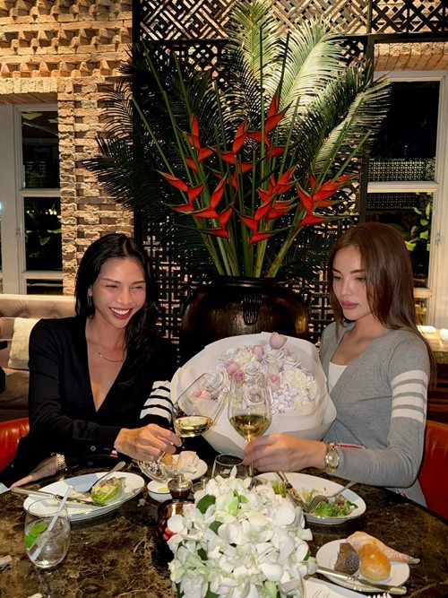 Kỳ Duyên tâm sự trong chương trình Chị em chúng mình rằng cô và Minh Triệu chơi thân với nhau vì có điểm tương đồng từ cách ăn mặc, đến tính cách, suy nghĩ, hành động.