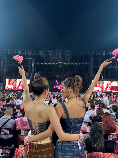 Cả hai gắn bó trong cả đời sống hằng ngày lẫn công việc.