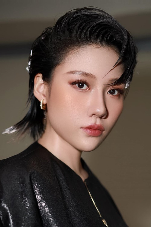 Uyển Ân chia sẻ về vai diễn tomboy: "Ngay từ ban đầu, khi tổ biên kịch họp và tranh luận với đạo diễn Trấn Thành. Mọi người hỏi vì sao nhân vật Bình Minh phải giao cho nữ, có thể đưa diễn viên nam đóng cũng được mà? Với tôi, nhân vật Bình Minh mang lại một thông điệp, đó là mọi người đừng định kiến về giới, mọi thứ nên được xem như chuyện bình thường". Ảnh: FBNV. 