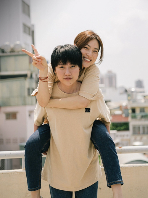 Chia sẻ trên Saostar, Uyển Ân cho hay, Trấn Thành mong em gái ở ẩn trong một thời gian để giấu tạo hình và có thể tạo nên sự bùng nổ cho khán giả yêu điện ảnh khi phim "Mai" ra mắt. Vì vậy, ở mỗi một lần xuất hiện, em gái Trấn Thành tốn khá nhiều thời gian để giấu đi tạo hình của nhân vật Bình Minh. Ảnh: Người Đưa Tin.