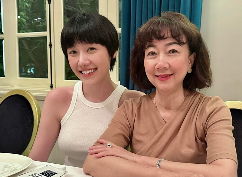 Bố mẹ bất ngờ khi Uyển Ân để tóc tém. Tuy nhiên, gia đình Trấn Thành hiểu công việc diễn xuất của các con. Ảnh: FBNV.