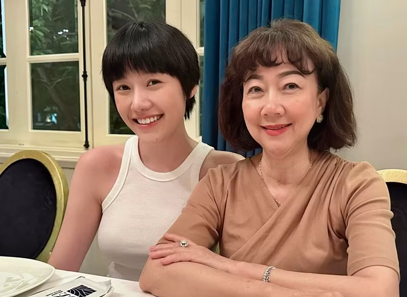 Bố mẹ bất ngờ khi Uyển Ân để tóc tém. Tuy nhiên, gia đình Trấn Thành hiểu công việc diễn xuất của các con. Ảnh: FBNV.