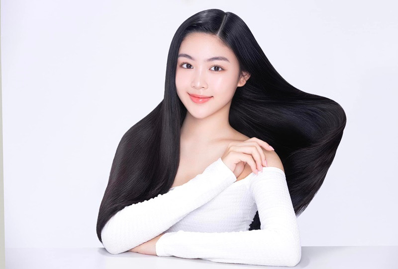 Thảo Linh xinh đẹp từ nhỏ. Càng lớn, con gái Quyền Linh càng duyên dáng, cuốn hút hơn.