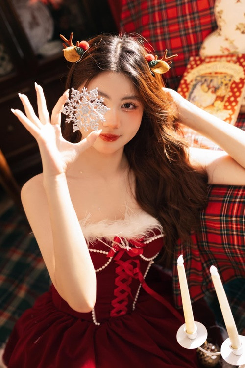 Con gái thứ hai của Quyền Linh xinh như búp bê với tạo hình đón Giáng sinh.