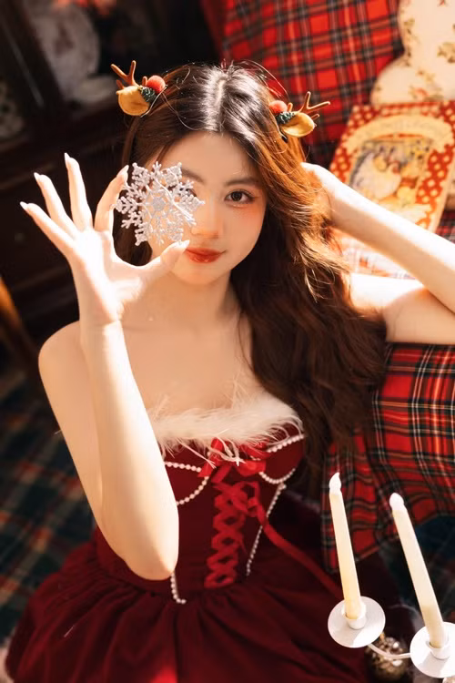 Con gái thứ hai của Quyền Linh xinh như búp bê với tạo hình đón Giáng sinh.