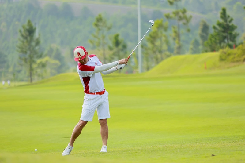 Nam ca sĩ giải trí bằng môn thể thao giới nhà giàu đam mê là đánh golf. Ngoài ra, Tuấn Hưng còn thường xuyên đi du lịch. Ảnh: FBNV.