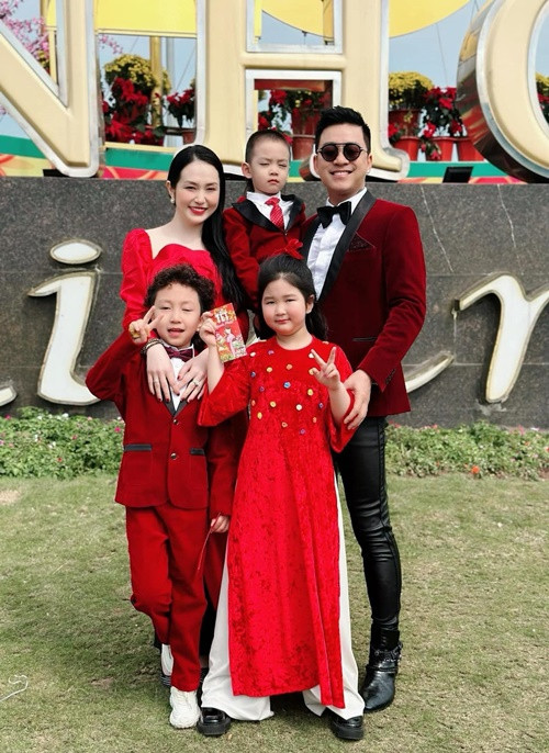Vợ chồng Tuấn Hưng có 3 người con chung. Ảnh: FBNV.