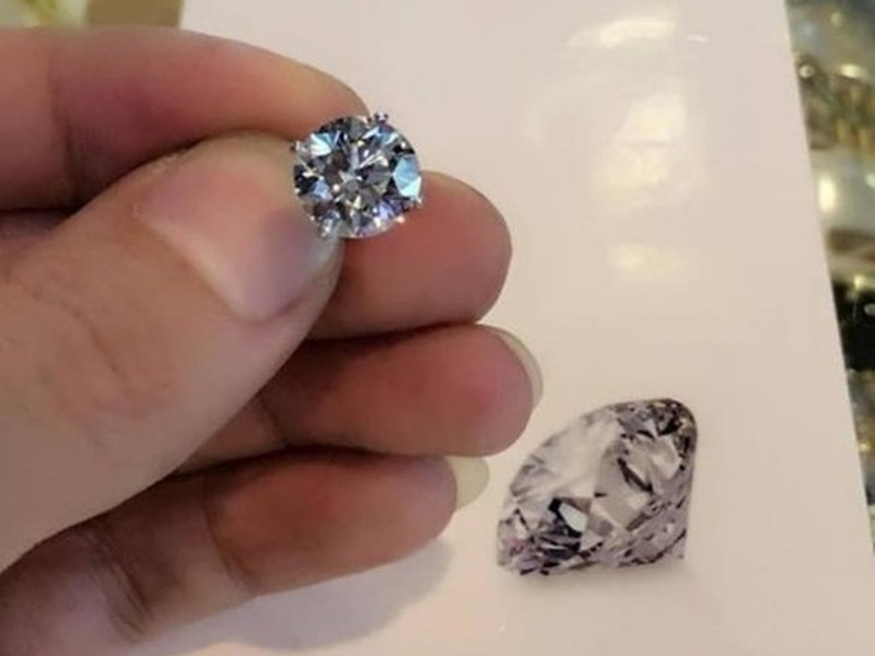 Cuộc sống của Tuấn Hưng gắn liền với hàng hiệu. Anh thường đeo trên tay đồng hồ có giá từ trăm triệu đến vài tỷ đồng. Dịp sinh nhật tuổi 40, Tuấn Hưng tự thưởng cho mình viên kim cương 7 tỷ. Ảnh: FBNV.