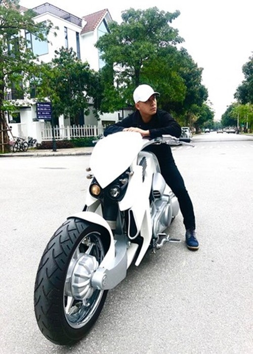 Nam ca sĩ còn sử dụng mô tô tiền tỷ. Ảnh: FBNV.