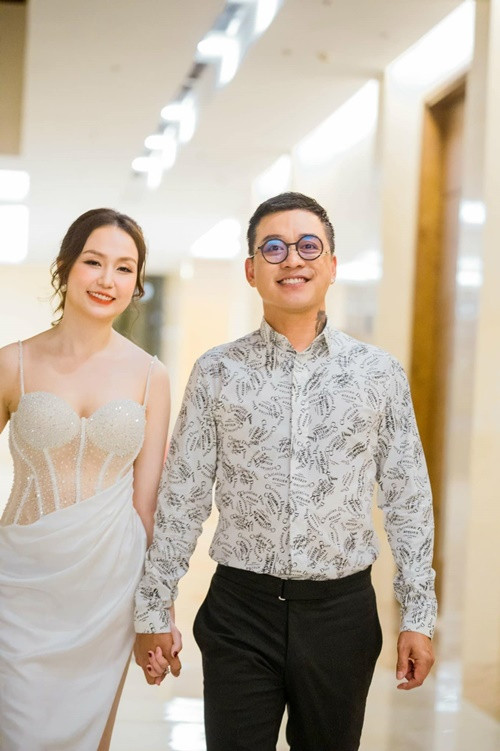 Hôn nhân của nam ca sĩ bền chặt nhờ công sức vun đắp của hai vợ chồng. Cả hai luôn thấu hiểu, chia sẻ và cố gắng. Ảnh: FBNV.