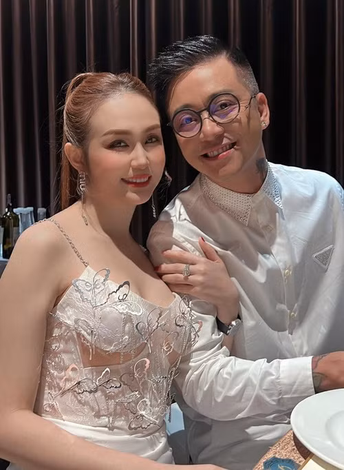 Ngoài đời, Tuấn Hưng đã lập gia đình. Bà xã của anh tên Hương Baby, là một doanh nhân. Ảnh: FBNV.