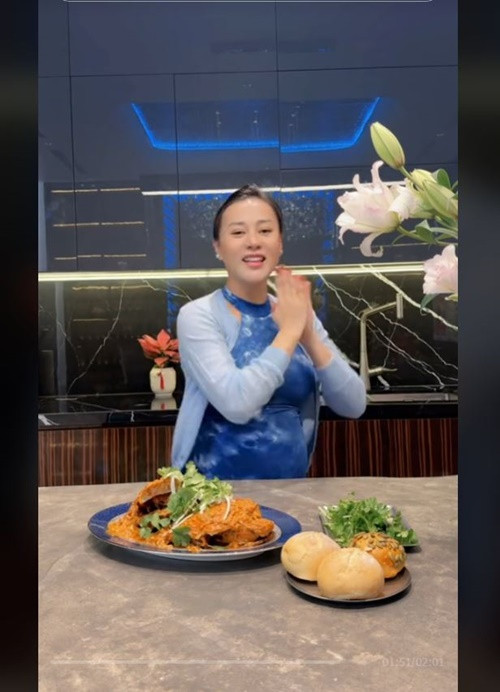 Trào lưu “hái đóa hoa mùa xuân” gây sốt dịp Tết vừa qua.