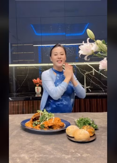 Trào lưu “hái đóa hoa mùa xuân” gây sốt dịp Tết vừa qua.