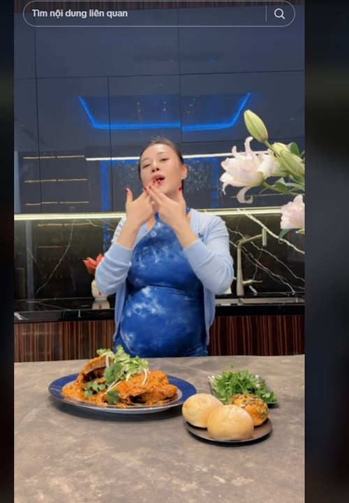  Phương Oanh mang bầu đôi nhưng vẫn năng động, dẻo dai.