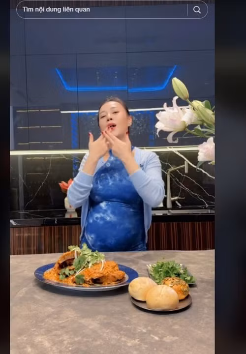  Phương Oanh mang bầu đôi nhưng vẫn năng động, dẻo dai.