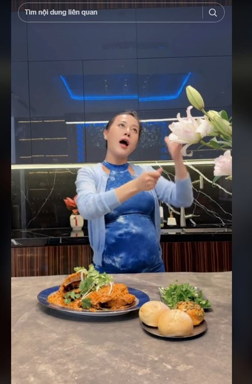 Sau khi hoàn thành món ăn, nữ diễn viên phim Hương vị tình thân đu trend nhảy trên nền nhạc Tết.