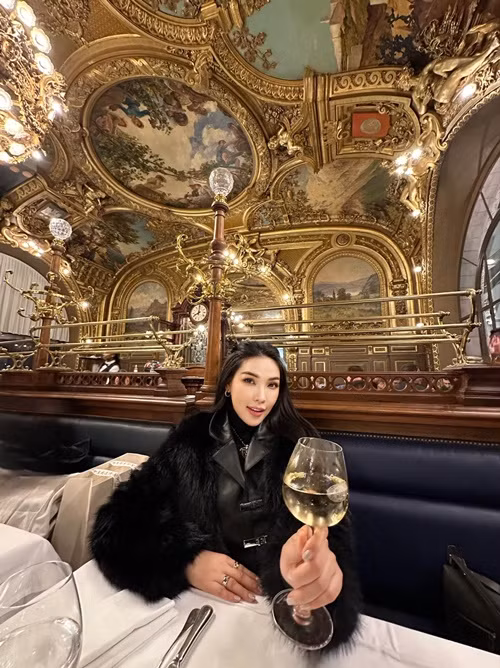 Vào tháng 1 vừa qua, Quỳnh Thư cũng nhắc đến người yêu. Cô chia sẻ được bạn trai quan tâm từng chút một. Chân dài viết: "Luôn cưng chiều và chu đáo từng chút một. Anh là số 1".