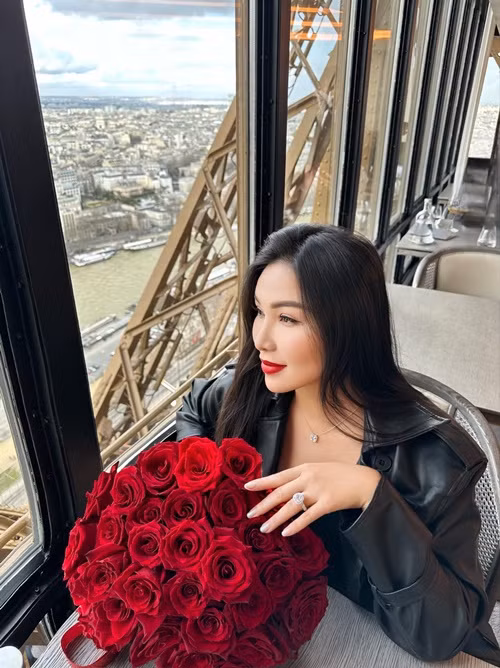 Chân dài nhận lời cầu hôn từ nửa kia.