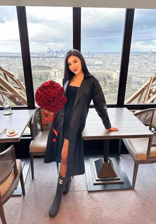 Quỳnh Thư chia sẻ về bạn trai: “Anh đã xuất hiện được ví như 1 thiên thần hộ mệnh cho em những mong muốn thành hiện thực. Em đang thật sự rất hạnh phúc, rất mãn nguyện vì tận hưởng khoảnh khắc này giữa đất trời Paris nơi mà em yêu thích nhất, nơi mà được gọi là đẹp nhất thế giới, nơi mà có anh và có cả tình yêu tuyệt vời của anh…".