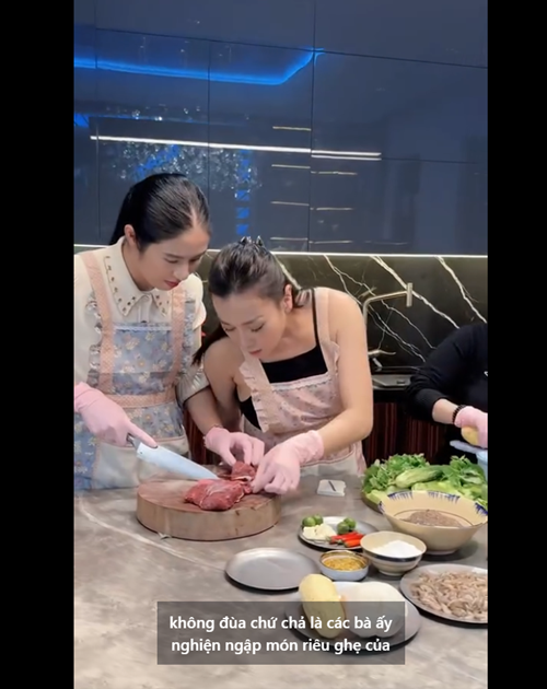 Trong video nấu ăn mới nhất, Phương Oanh có hai người bạn vừa đến hỗ trợ vừa học nấu nướng, một trong số đó là Hoa hậu Ngọc Hân.