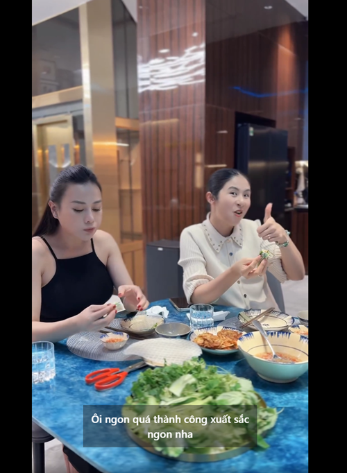 Ngọc Hân đam mê nấu nướng giống cô bạn thân.