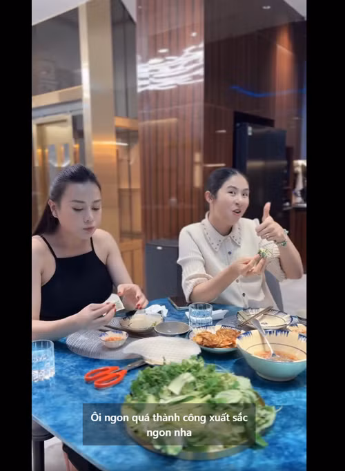 Ngọc Hân đam mê nấu nướng giống cô bạn thân.